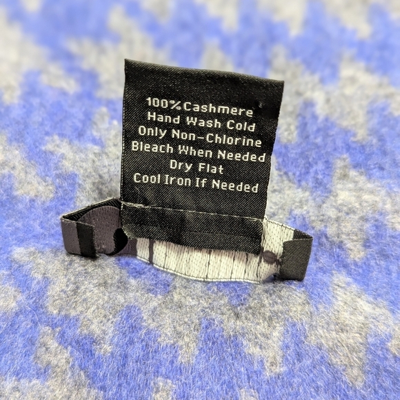 Bloomingdales Blue and Gray Houndstooth 100% Cashmere Scarf - Picture 7 of 14